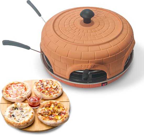 BluMill Pizza Oven voor 6 personen op een keukentafel